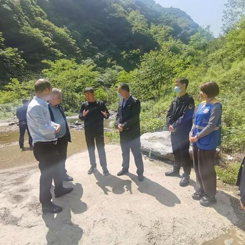 我和网格员同巡山|| 西安市鄠邑区人大常委会主任鱼成龙同网格员在秦岭保护区开展“五乱”巡查