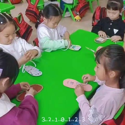 《用爱陪伴，见证成长》——儒娃幼儿园果果三班11月份精彩回顾