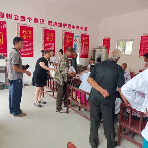 壶山村联合西井镇卫生院开展村民健康体检活动