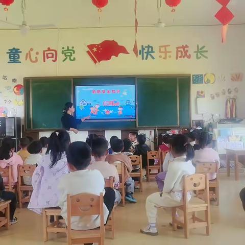 “为孩子的安全保驾护航”——十里岗镇中心幼儿园开展消防演练活动