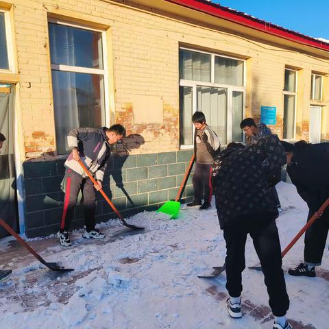 “清扫积雪净校园 齐心协力促安全”沽源县西辛营乡寄宿制学校开展扫雪除雪行动