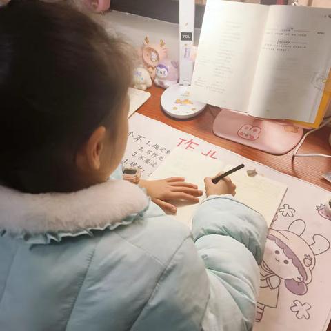 “爱与陪伴”亲子共读站——竞晖学校三（5）班龚雨馨和“爸爸妈妈一起讲故事”活动