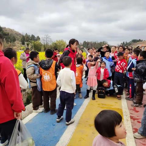 狮山村童伴之家3月主题活动 户外踏青，快乐童年 “草长莺飞二月天，拂堤杨柳醉春烟”，阳春三月，正是春游踏青的好时节。为让能让孩子感受大自然的美好风光，放松身心，领略春润万物的魅力。