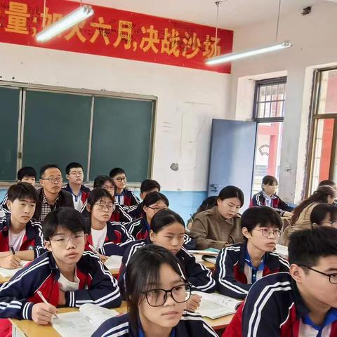 课堂绽风采，研思共成长——理化生教研组开展听评课活动