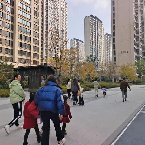 参观幼儿园周边小区——小4班社区实践活动