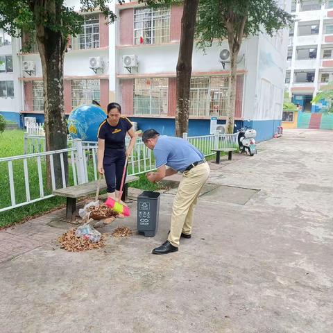 净校园     迎开学——记海南省国兴中学保亭学校校园卫生大扫除