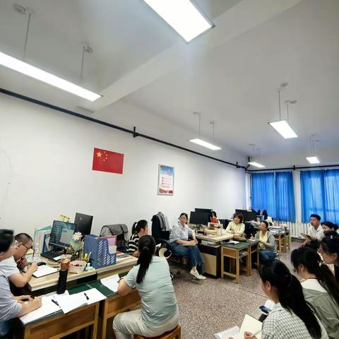 抓实常规，聚力推进——四年级年级例会