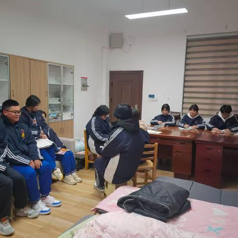 『群英荟萃扛班级大任    共谋良策创美好班级』