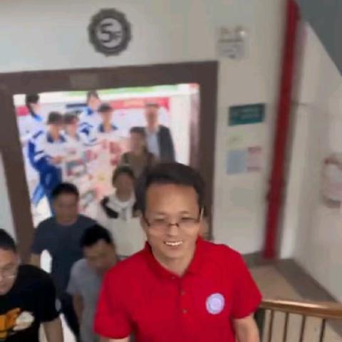 祝：扬帆启航，创造辉煌——高二学子为高三学长学姐加油助威