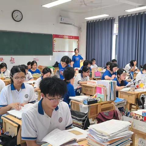 在课间的一瞥，见奋斗的一抹