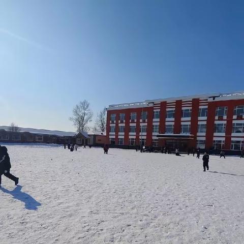 校园建起滑雪场  师生喜迎亚冬会