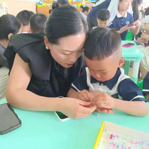 金苹果🍎启蒙幼儿园🥭芒果班《我和妈妈心“链”心》母亲节活动