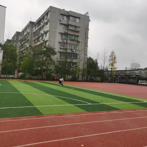 秋雨中的校园美景