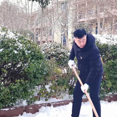 风雪袭校园  扫雪暖人心--黄堽中学教师扫雪篇