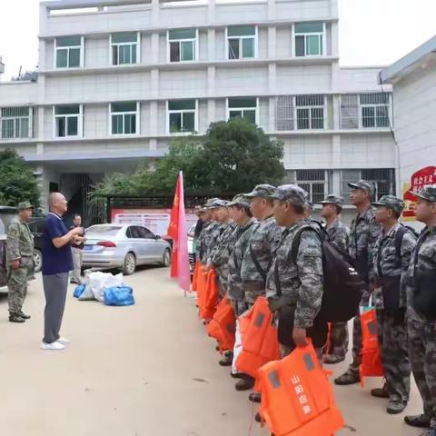 山阳县城关街道民兵连积极投身抗洪救灾一线