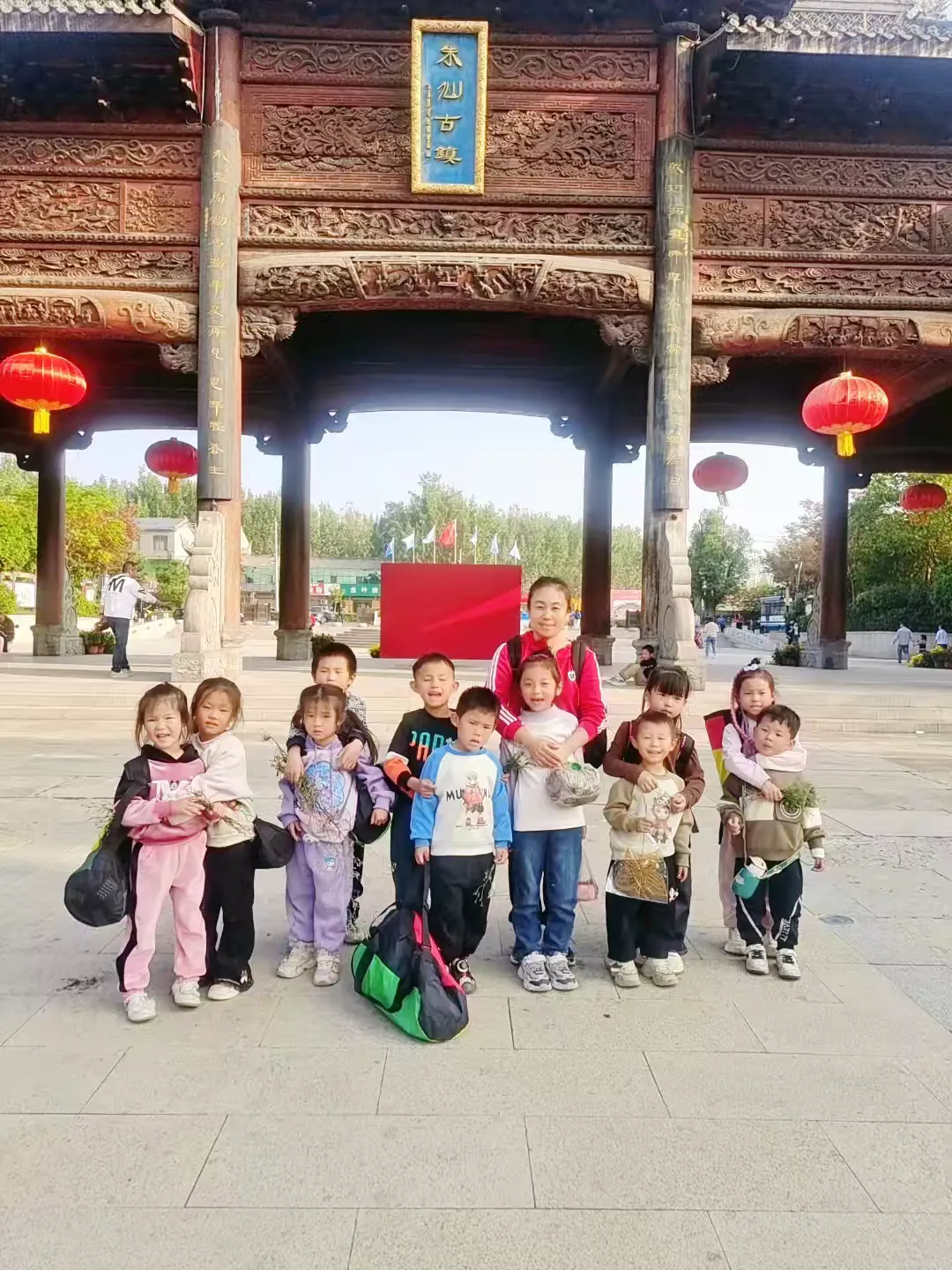 简篇-秋日漫步 你我共度 —— 求真幼儿园小鼓手秋游远足活动。
