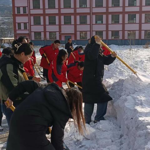 情满校园：风雨同舟  师生同行——阳胜学校 清扫校园积雪简篇