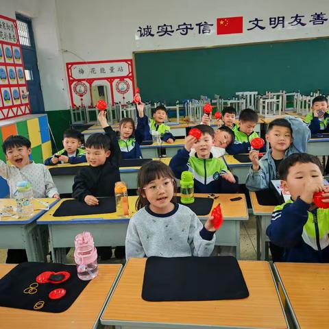 伊河学校低年级魔术社团——辅导教师：梁英格