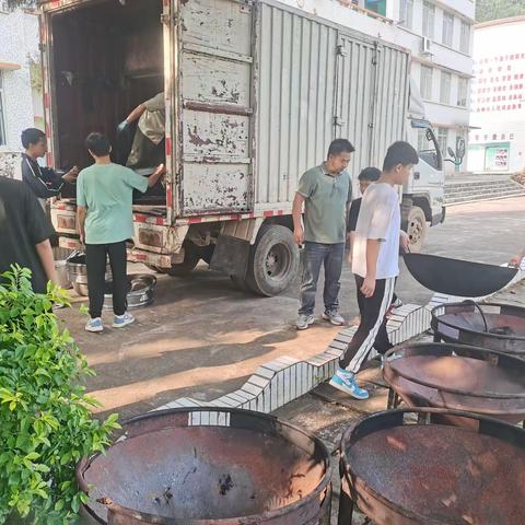 致敬劳动者，传承五四情。“两节”共欢庆，美食伴我行———龙州县响水镇中学举办美食节活动