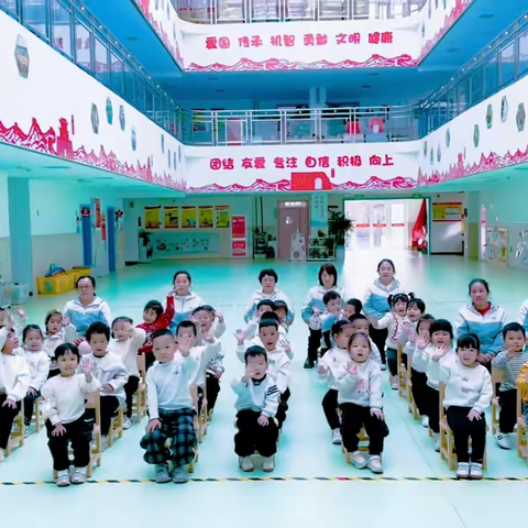 萌娃初绽·践行同行—— ‍天护幼儿园小班《第一天》主题汇报 ‍表演圆满落幕