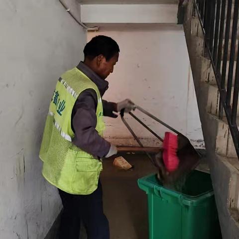 暴雨中的暖心身影，诚鑫物业用行动为业主筑成一道安全防线