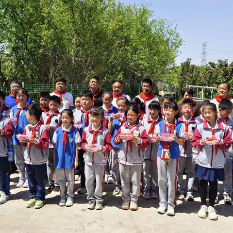 曹家村党支部领办合作社养殖基地欢迎温家小学研学
