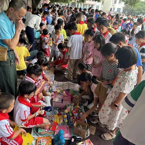 “迎中秋、庆国庆”  多彩童年跳蚤市场乐翻天！——沱江镇第一小学二年级跳蚤市场活动记录