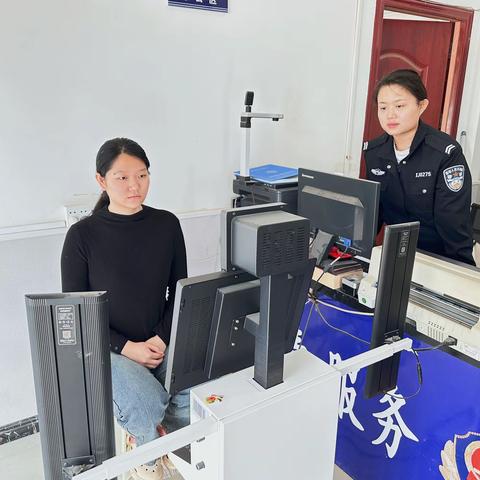 坚守户籍小窗口 假期服务暖人心