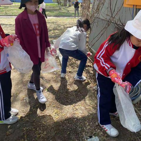 保护环境，从我做起一一捡垃圾”第六小学一年一班