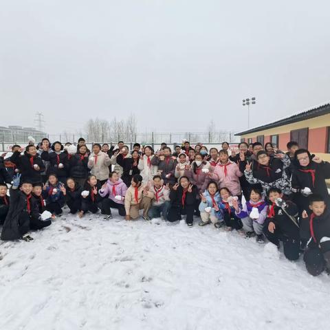 “雪中童趣，快乐成长”——神木市第十二小学六（2）中队主题实践活动