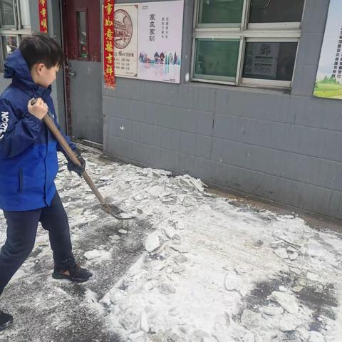 青少年志愿者扫雪除冰清出“暖心路”