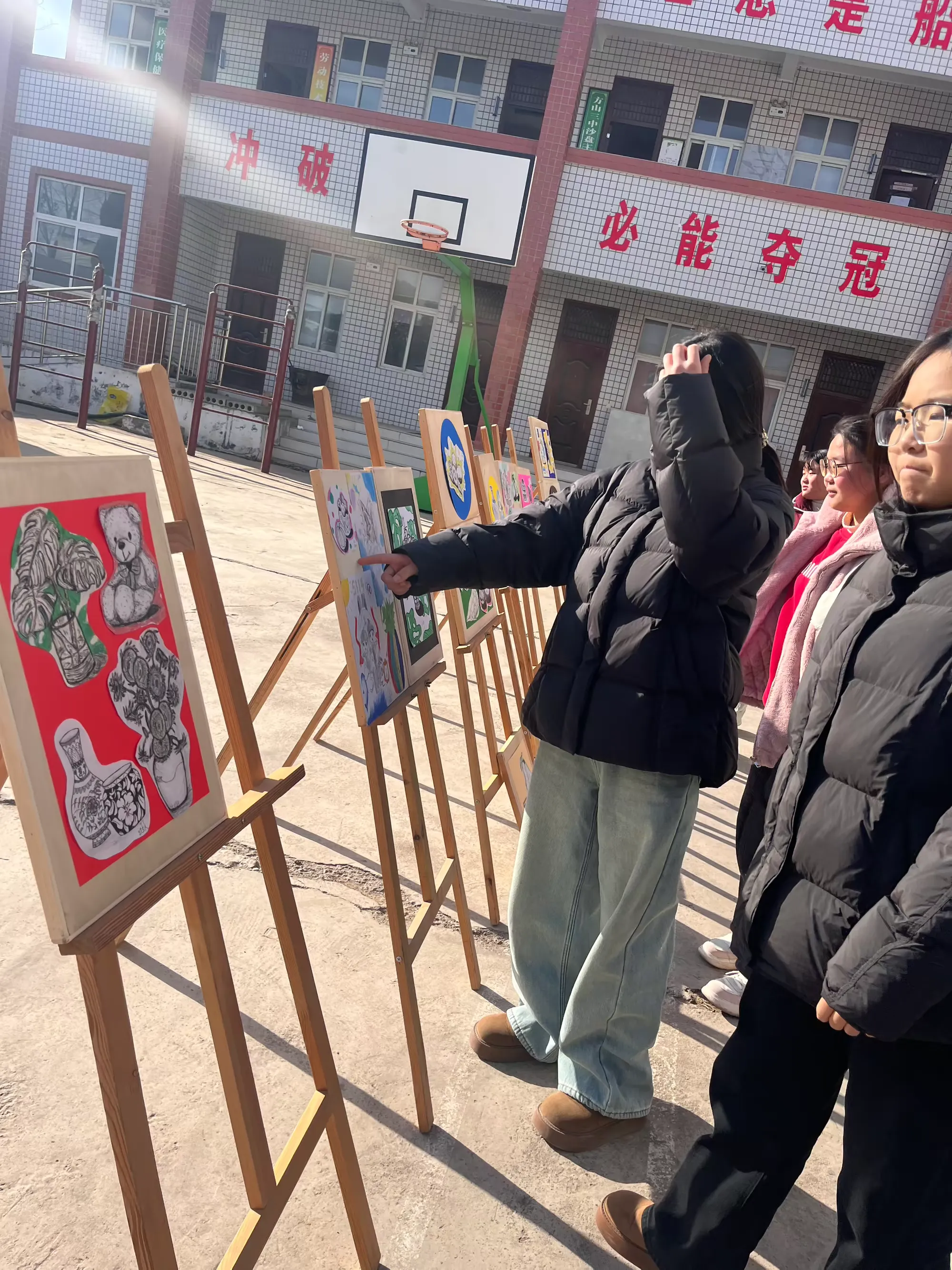 简篇-元旦绘新篇 书画展风采——方山三中举办“迎元旦书画展”活动