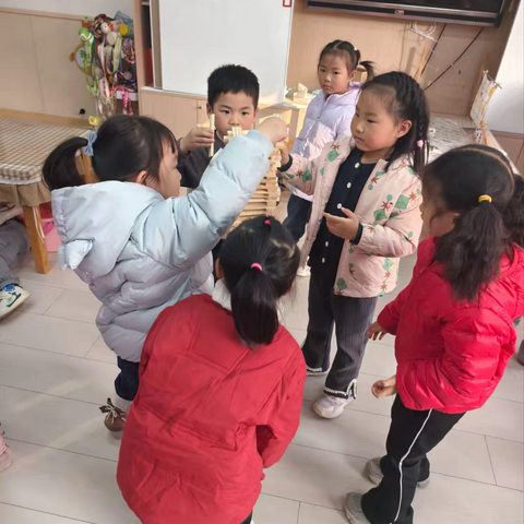 阿基米德积木垒高实验：孩子们的合作与创造之旅