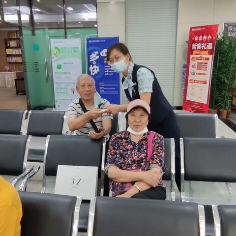 民生银行科技支行满足老年客户零钞兑换需求并进行反假货币宣传