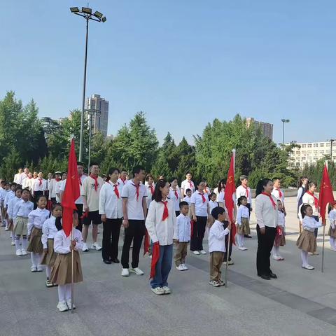 【明德小学·新优质学校成长】“红领巾亮起来”明德小学一年级新生入队仪式