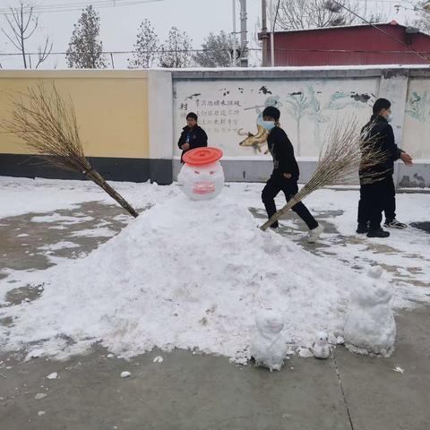 “雪中玩 雪中趣 ”----- 正定县新城铺镇中咬村小学玩雪记