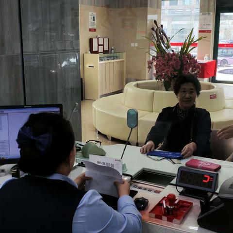 丹东银行甘井子支行走访华南商圈开展上门兑换零钱包活动