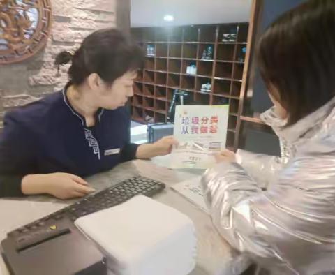 工程街道红专西段社区垃圾分类入户宣传，倡导保护环境，爱护家园