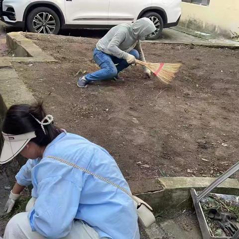 工程街道红专西段社区开展“持续清理卫生死角"活动