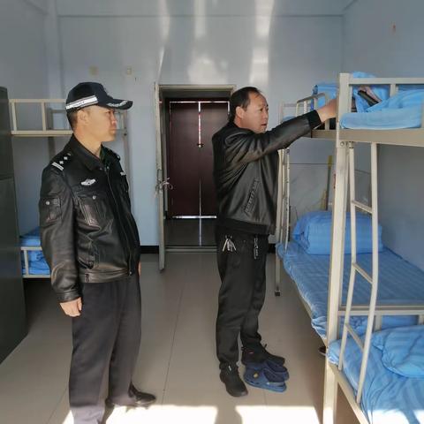 锡林浩特市蒙古族中学创建平安校园—管制刀具危险物品检查