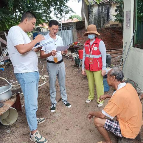 来南村网格员协助开展入户核查低保户信息