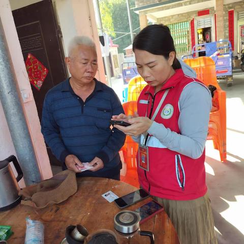 四更镇网格员入户开展激活医保电子凭证工作