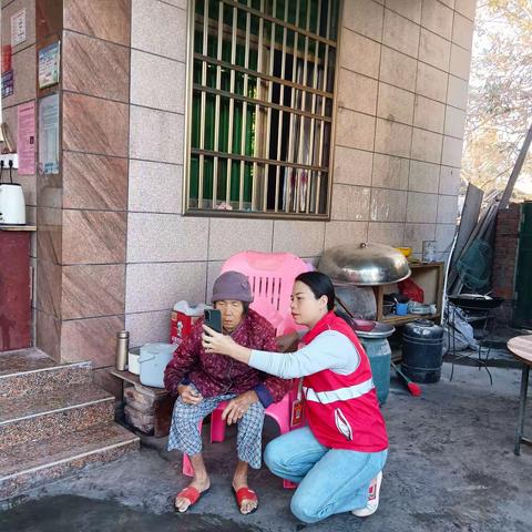 四更镇网格员持续入户帮助老年人进行人脸补贴认证