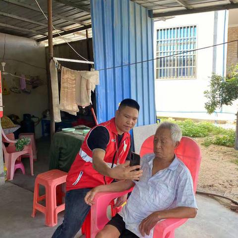 四更镇网格员持续入户为高龄老人做人脸识别认证工作