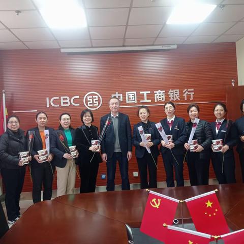 七一支行开展迎“三八”妇女节员工慰问活动