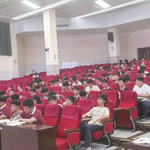 精准落笔 问鼎名校——我校高考答题规范专题讲座引领备考新风向