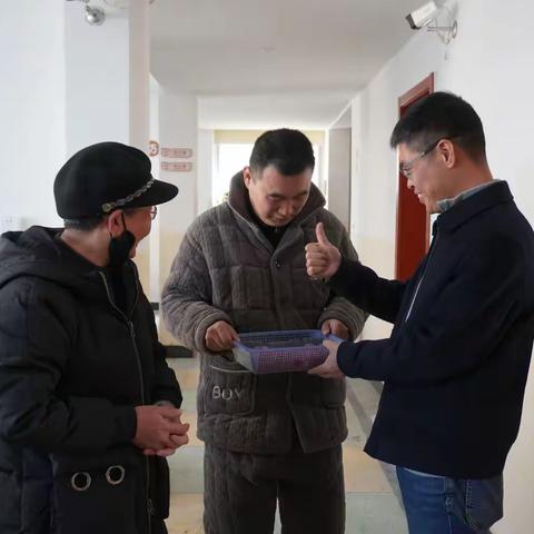 [腊口镇琳集残疾人之家]县残联理事长蒋勇为学员点赞