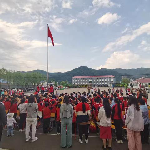 大唤起小学“童心向党，红领巾飘扬；润书香校园，演绎经典人生”庆六一活动。