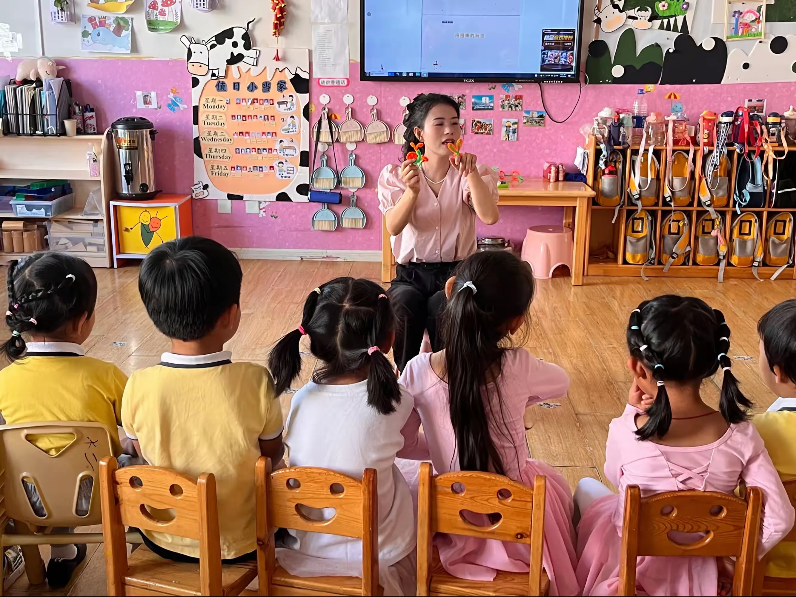 简篇-城南幼儿园中二班艺术领域——手工《百变扭扭棒》课程活动展示