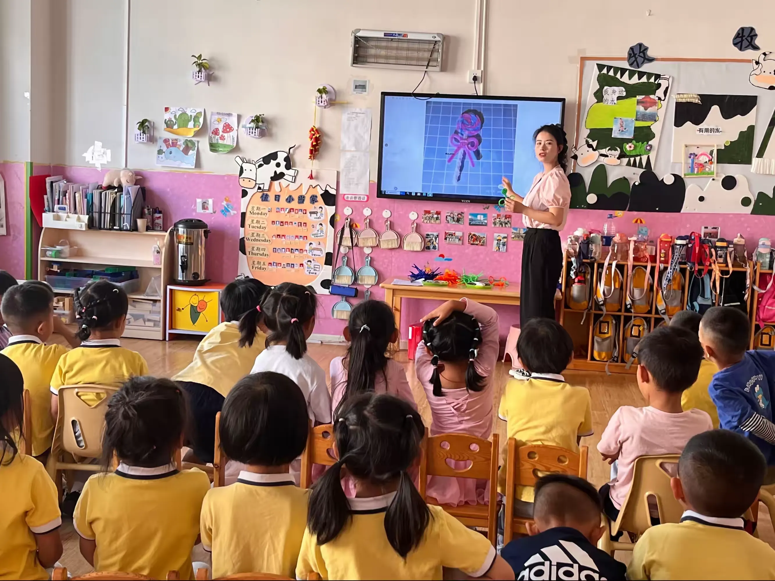 简篇-城南幼儿园中二班艺术领域——手工《百变扭扭棒》课程活动展示